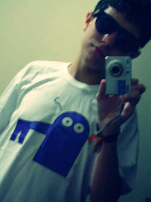um idiota .