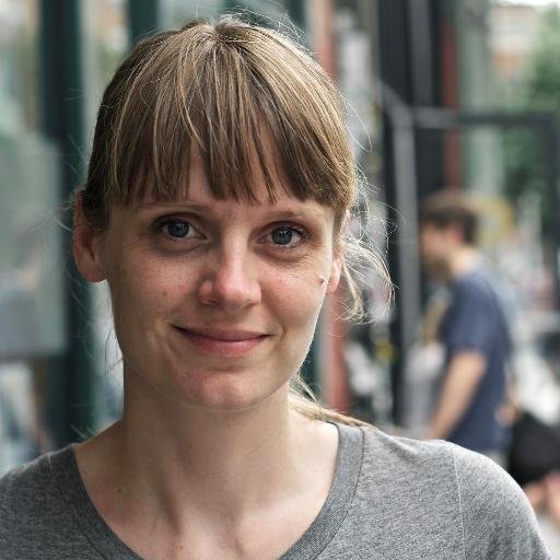 Webredaktør på Københavns Professionshøjskole, Hugo og Alfreds mor, Jacobs kone. Glad for mad, musik, slik, litteratur og korrekt brug af om/omkring.