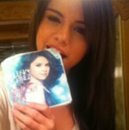 Youtube: Sophie Deschanel, Skype: Sophie Deschanel, Snap Chat: Sophie Deschanel SELENATORS FOREVER #Strong @selenagomez ♥