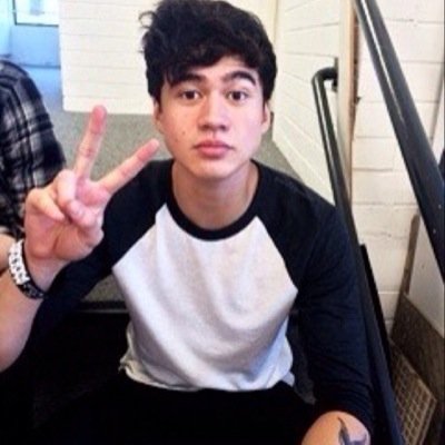 This is a Free Follow:) Please Follow @Blinkyhemmo :) she follows back❗️