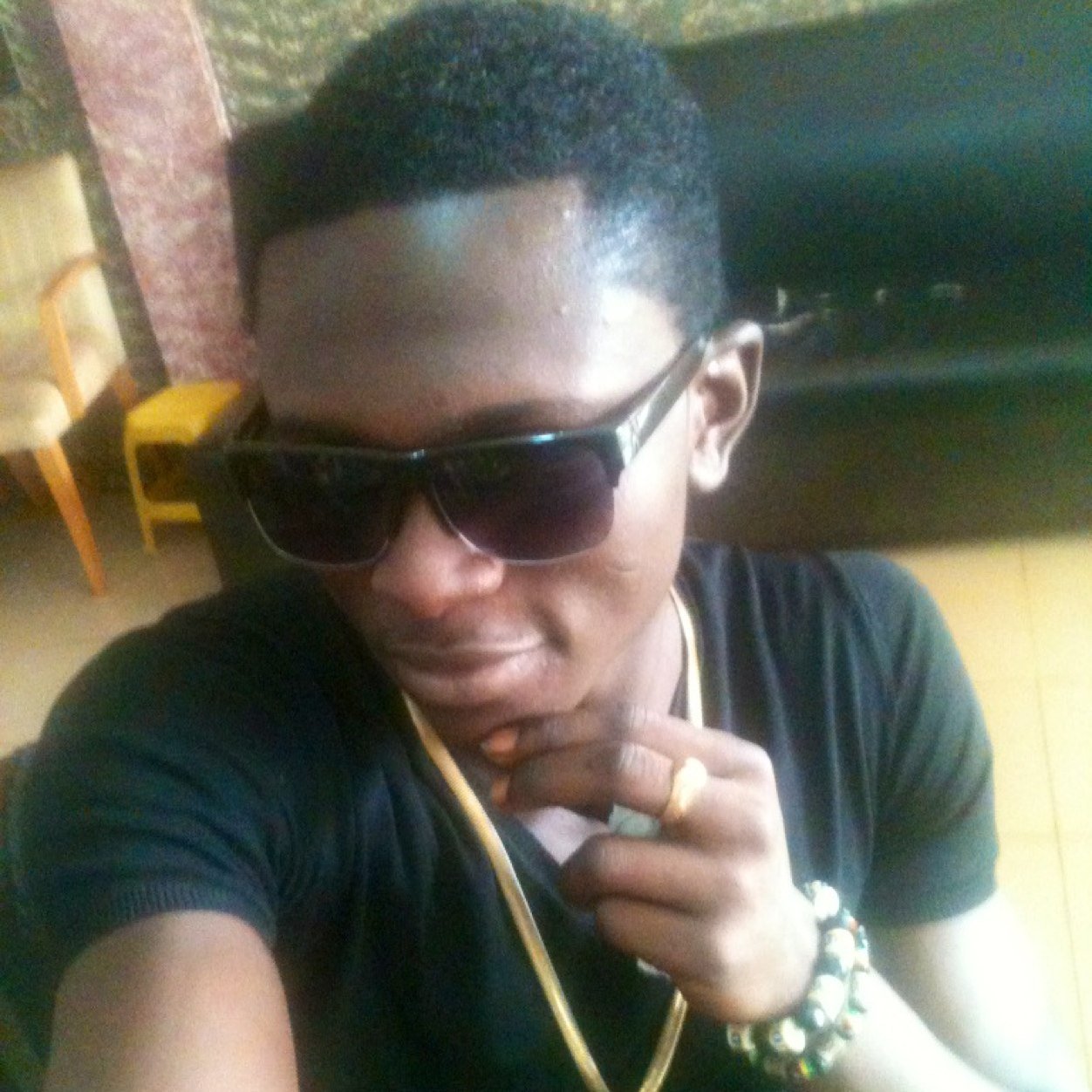 Here we re,onelife /a song writer/ good singer and need smone good and determination to wk with as team or manager . My nomba +2330246957118. Always fr dehood.