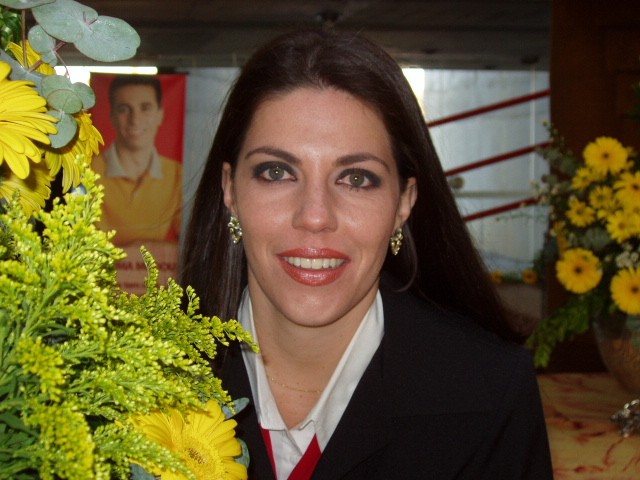 Gosto de fazer apenas amizades. Sou alegre, brincalhona, e me realizo ajudando o próximo.