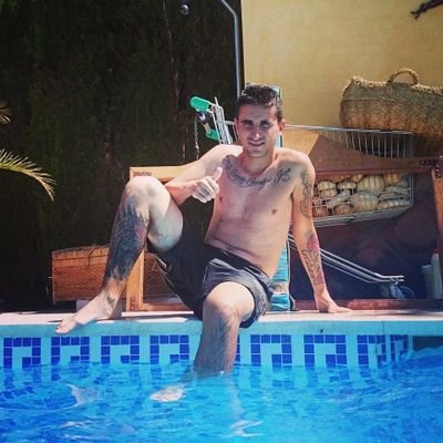 dios me dio dos piernas pa jugar a futbol,no pa andar dentras de cualquier perra!!!amo el futbol