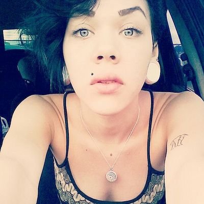 20. Sagitáriana. Estudante de Publicidade e Propaganda.  Ela é um poço de qualidade e defeito. E cada jeito dela é uma emoção.