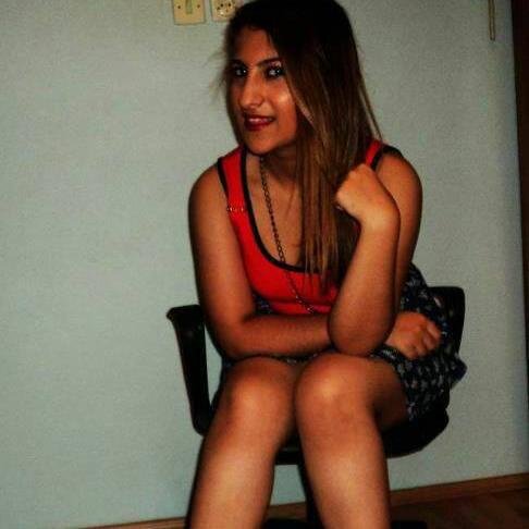 ozgeeylnz's profile picture. 