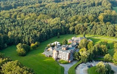 Situé dans un magnifique parc de 6ha, l'ibis Styles Hotel propose 77 chambres et 18 salles de réunion
