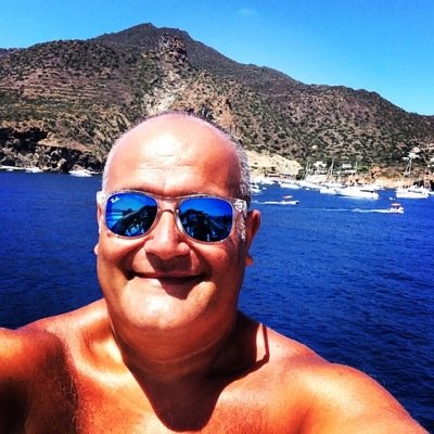 Che stupidi che siamo! ... quante parole non dette, quanti sguardi non ricambiati.... tante volte la vita ci passa accanto e noi non ce ne accorgiamo nemmeno