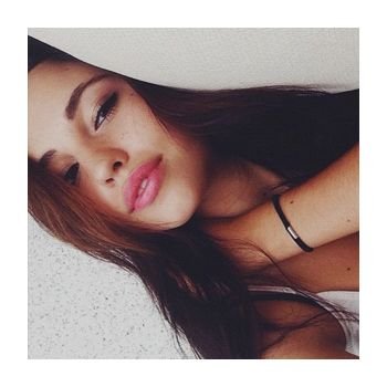 chloe-18-single