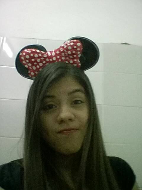 He navegado 100 mares para ver como me miras  ,poder sentir tus caricias ,besar tus labios y su sonrisa / Seguime y te sigo *.* :3