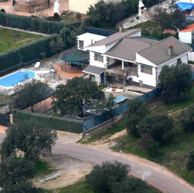 Casa rural alquiler integro EL SECRETO DE LOS DUENDES. Con piscina de verano, salón con chimenea, cenador con tv, sala de juegos, ping-pong, futbolín, minigolf.