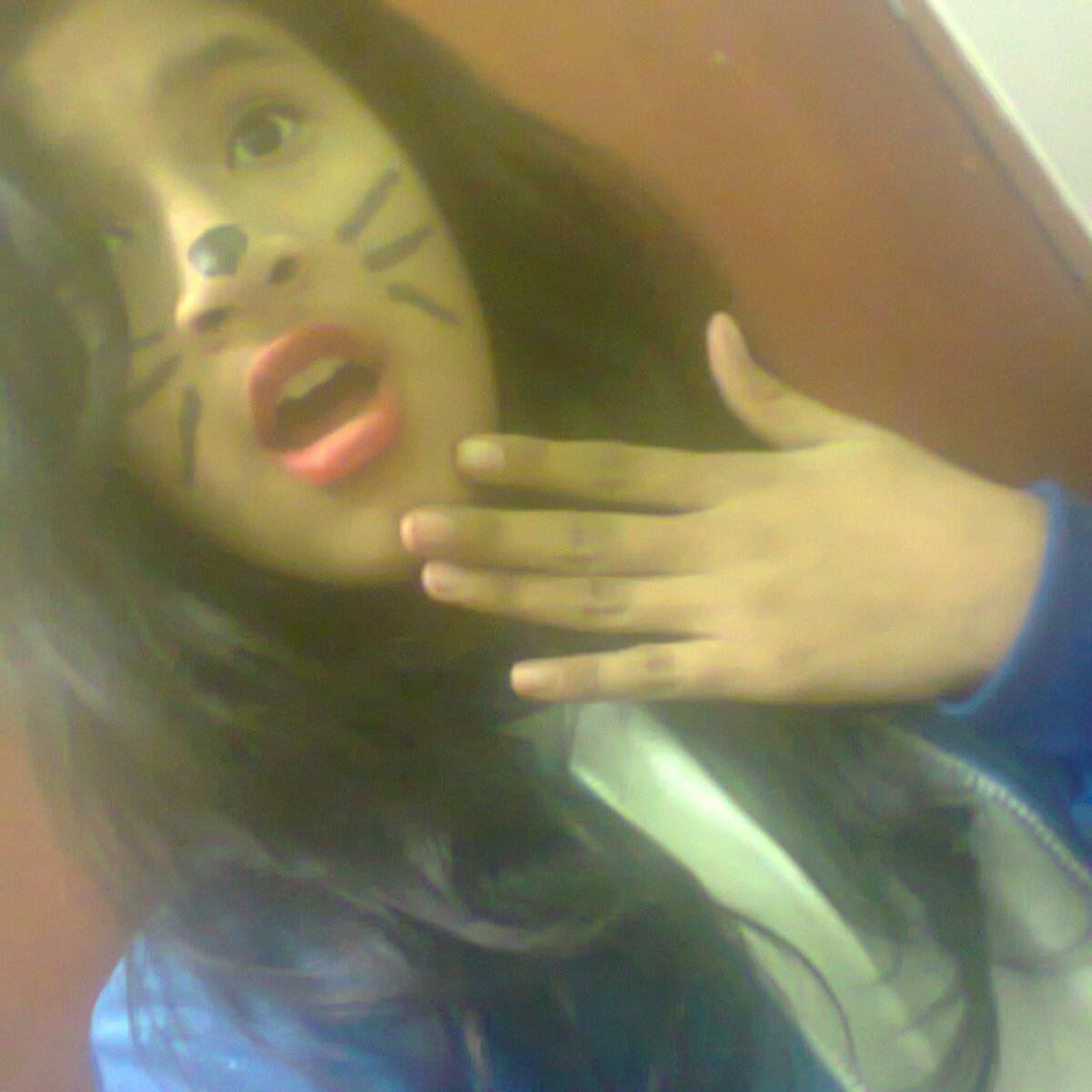 Jajajaja(: siguemeee! soy una persona un poco loquitaaaa! pero alegre! no dejes que nadie te cambie se tu mismo3