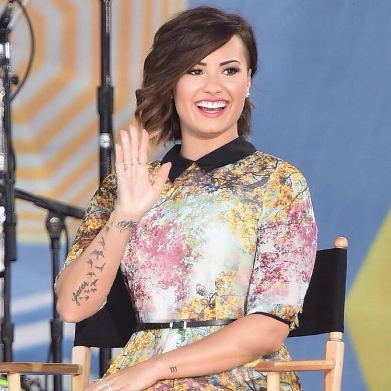 Help demi win by tweeting #votedemilovato