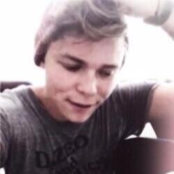 follow @primadonnairwin and please retweet this link ily https://t.co/BdxCuLVNEv