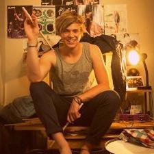 follow @5sosfollowalarm for dms and follow updates :)