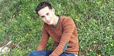 ﻻ ﺗﺨﺠﻞ وإنتَ لآبِس #الكوفيةة ..
ﻭﻣﺎ ﺗﻮّﻃﻲ ﺭﺍﺳﻚ ﻟﺘﺤﺖ ﻭﺍﻧﺖ ﺍﺑﻦ ﻫﺬﻳﻚ #القضيةة ..
ﻭﻣﺎ ﺗﺤﺰﻥ ﻭﻻ ﺗﺤﺲ ﺑﺨﻮﻑ ﻣﻦ ﻛﻠﻤﺎﺗﻬﻢ الهمجيّةة .. !
ﻭﻣﺎ ﺗﺰﻋﻞ ﻣﻦ ﻣﻦ ﻧﻈﺮﺍﺕ ﻋﻴﻮﻧﻬﻢ ..