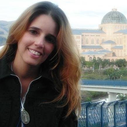 Sou o que a vida me ensinou,erros e acertos,alegrias e tristezas,perdas e ganhos.Sou o q sobrou da lapidação do tempo.Sou Filha da Misericórdia.