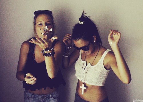 Dos mejores amigas con diferente historias.