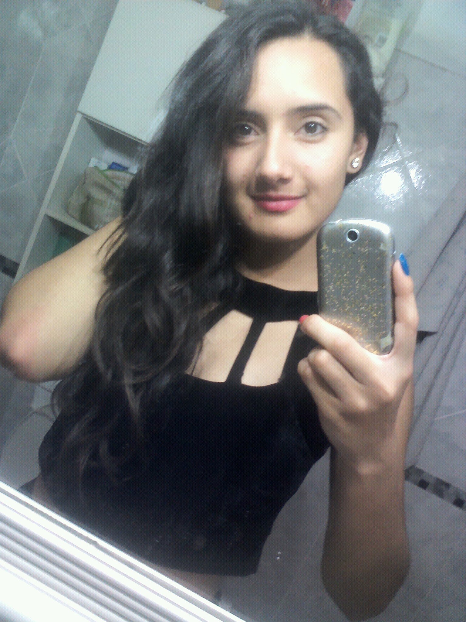 sonreir solo y por placer :)  no quiero una persona perfecta te quiero a vos.