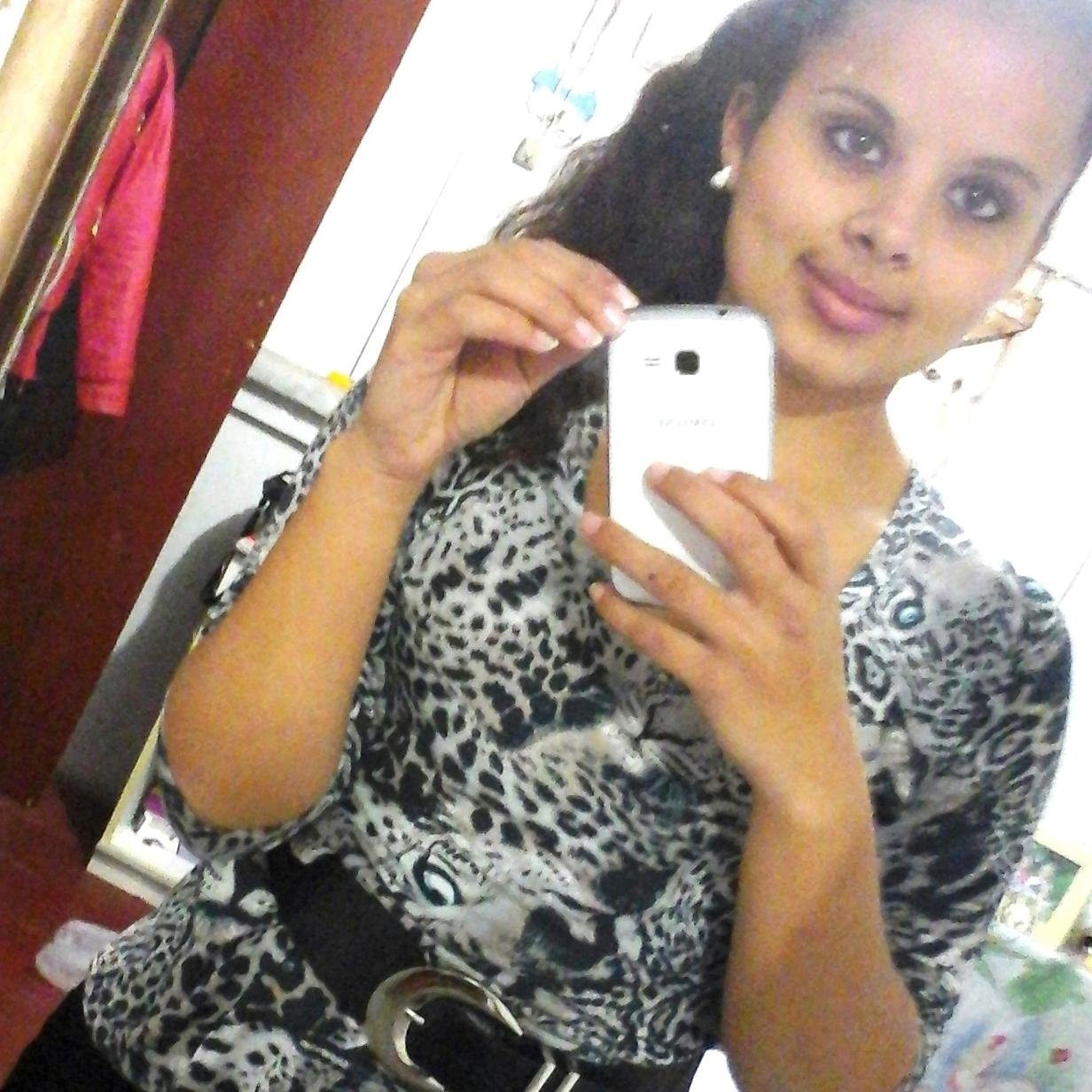 olaa!!! sou uma garota que adoora linkin Park,tenho 17 anos,divertida,alegre(até demais u.u),legaal.fofa.amigaa,quer me conhecer mais? #mesigua:)