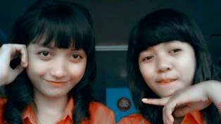 Sya orngnya pendiem,gak bnykk omong,baek,setia,prhtiaan,pengertiaan dll