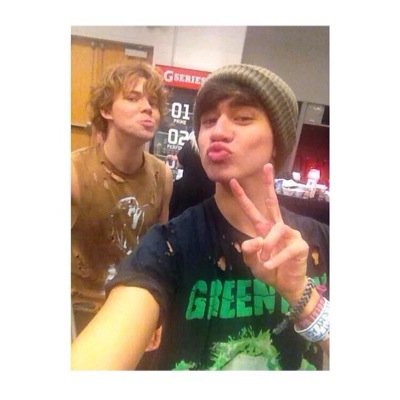 PLS FOLLOW @ROCKYOURNIALL BECAUSE SHE GAVE YOU THIS FREE FOLLOW