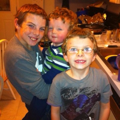 33yrs old happily married to my soulmate 15yrs have 3sons enjoy talking walking dead live in philadelphia pa usa love all my twd family members