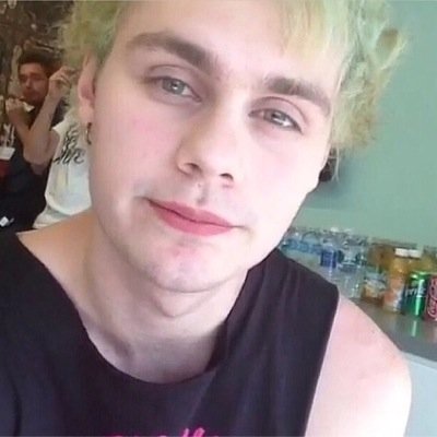 follow|| @cuddlemeehemmo she will dm micheal if you ask her to also tweet her a picture of luke for a follow back