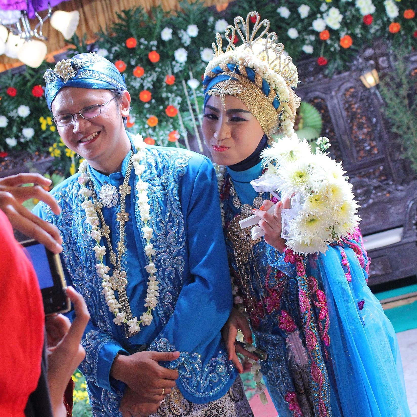 Berada di indah.a sebuah pernikahan dan mengikuti pernak-pernik kehidupan berumah tangga..