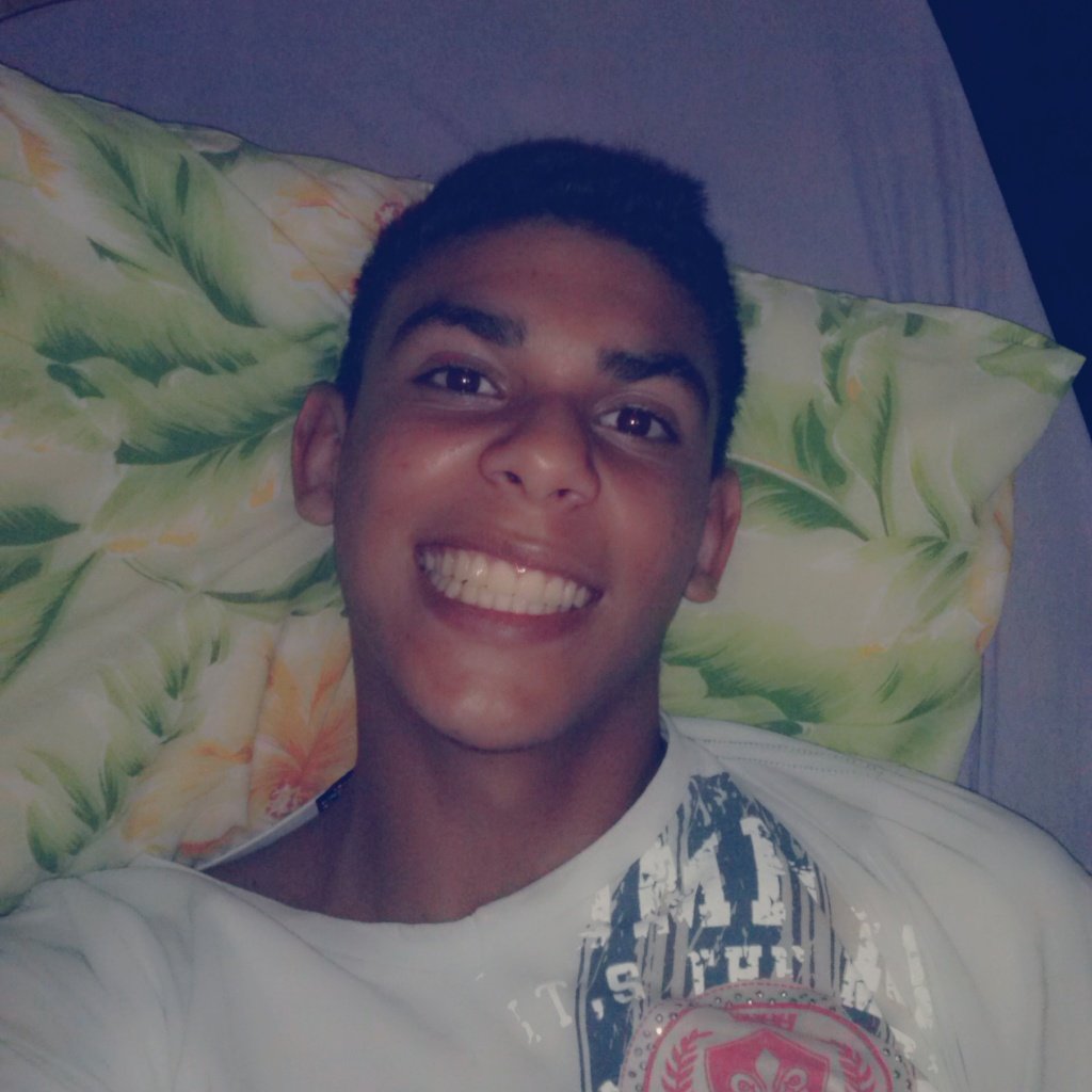Como o coração na mão, eu sou o errado que deu certo, mas quem é errado no mundo dos espertos✌ Whats:09294309294 Instagram @caiorios99