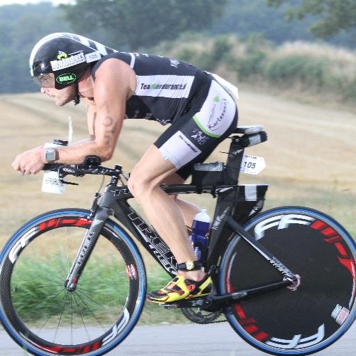 Triathlon junk, met name de middellange en lange afstand. Mountainbiker. Muziekliefhebber.