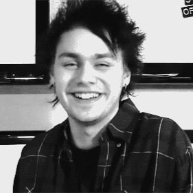 FOLLOW @5SOSupdateUS