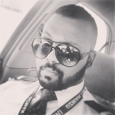 ‏عمري 23 طالب جامعي في جامعة الملك عبدالعزيز ؛ موظف في مطار الملك عبدالعزيز