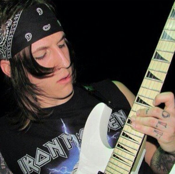 La vida es más linda bc existen las bandas, obvio. 
FIR y MCR me completan. Tengo may death never stop you y vos no.