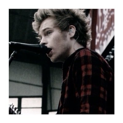 @Badlxndsftmgc just gave you a free follow so you should follow her❤️ Dont give up getting noticed by your sunshine❤️