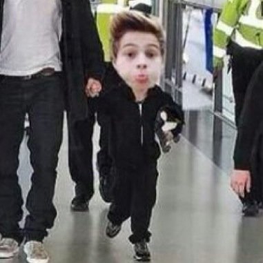 follow @poopwifi and ask for a dm to luke michael calum and the band :) dont give up for a follow bc ill kill u