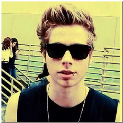 heeyy please follow me I follow back xoxoxoxo