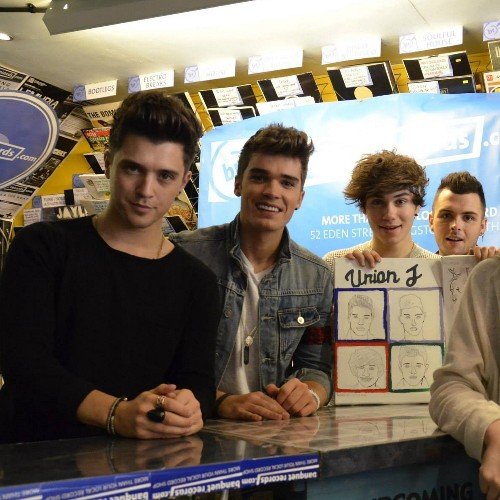 JJ and JOSH FOLLOW!!!♡ Josh tweeted me!!!♡ Met Union J: 21/02/14 + 22/08/14♡  Josh hugged and kissed me on the cheek♡ Highfived all of Union J♡