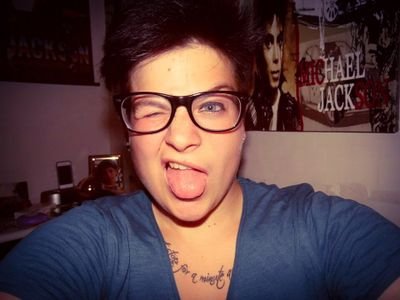 Ciao a tutti sono Jessy ho 21anni sono lesbica sono FELICEMENTE fidanzata, amo Michael Jackson...e tutto il resto della musica....

Ciao Micky♥