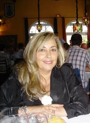 Economista, amante del FLAMENCO, de la gastronomía y los vinos Rioja y escritora de literatura infantil y juvenil.