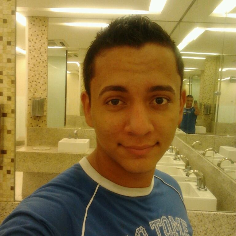 eu sou eu e você é você lol e eu sou bonito dms gente!!! sem o que fazer da nisso criei um twitter lol