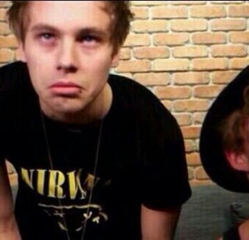 sorry 5SOS in advance because it's about to get unglam in here