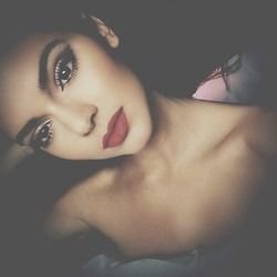 Kendall Jenner × 18 × single × bambina sperduta.
