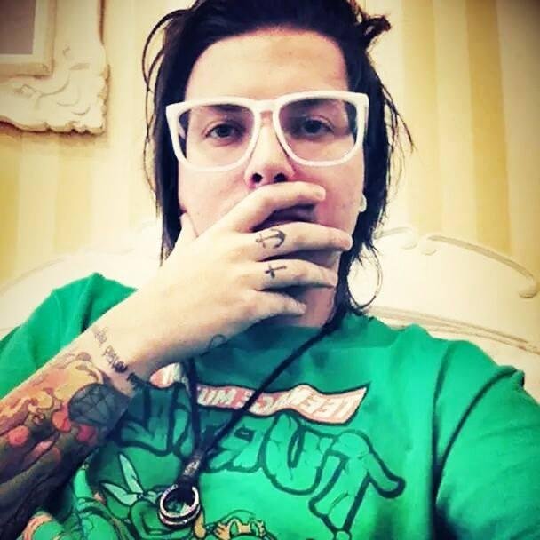 [capeta's voice] sua vida seria mt facil, vc vai ser fã dos quatros gays coloridos modinhas, e choose do menino q sonha em ser um rock star@pelanzarestart