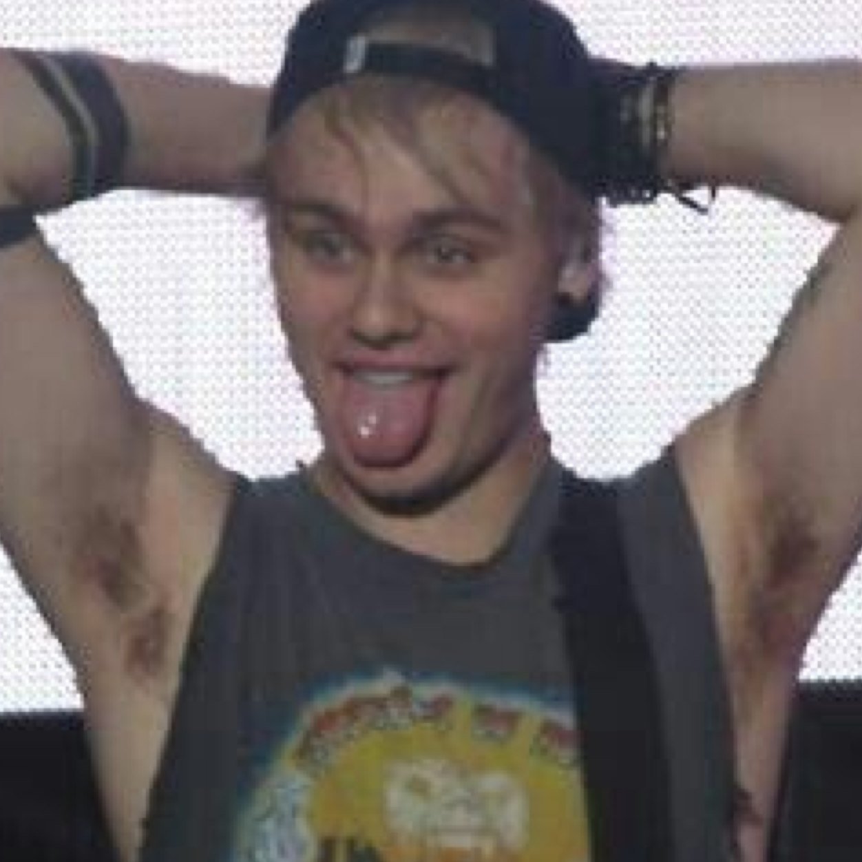 fangirling over four idiots who make me smile, laugh & cry. my 2014 wish is for my sunshine michael clifford to follow