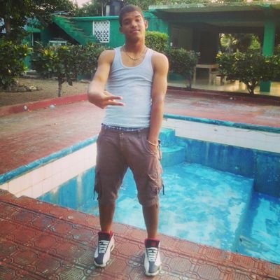 soy de pimentel,estudiante y a la vez practico el beisbol,mi meta es llegar a la mlb,la persona que mas amo en mi vida mi madre♥ (en DIOS confio)