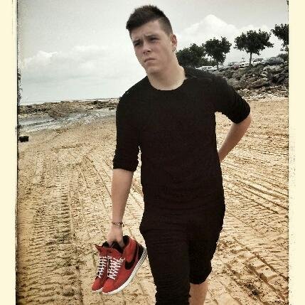 Victor Brochet / 14yo  Mes souvenir ... Ils se cachent dans mon avenir . Elle embarrassasse faut que je m'en débarrasse #ZS