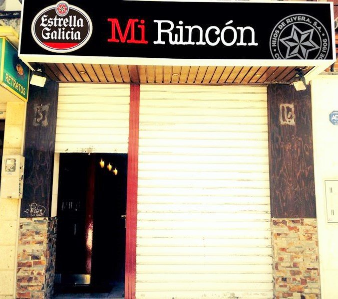Podrás encontrarnos en Calle Primavera, 20, 18008 Granada para tomar las mejores tapas y por supuesto con la mejor compañía. Abierto de Lunes a Sábado.