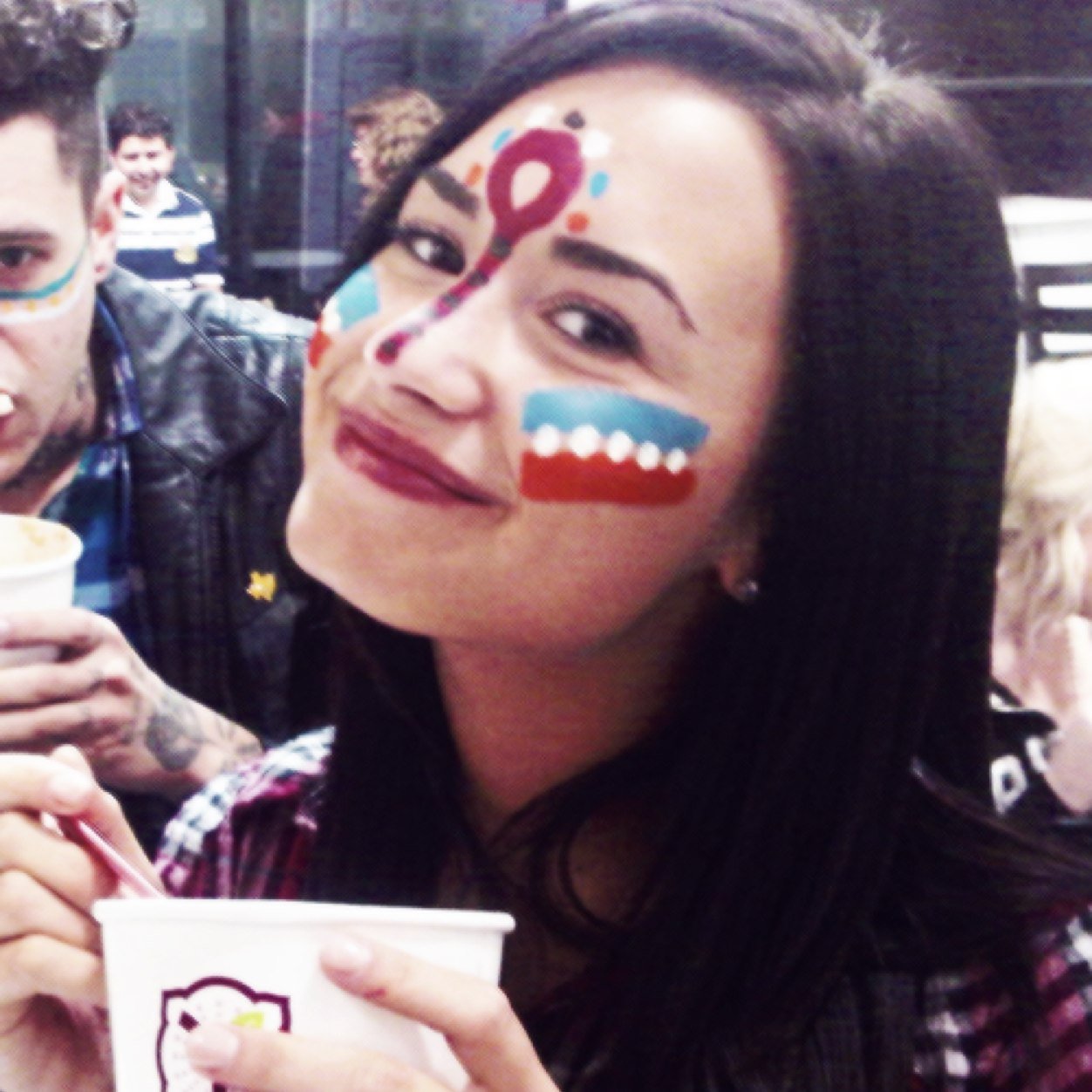 estamos lidando com demi lovato a rainha da privacidade mas que só pinta o cabelo com cores chamativas