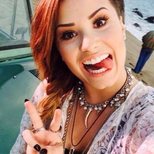 I'm Directioner 3, I was born in Bradford England. I currently live in Lima Peru 100% fan @onedirection  .In Peru @JazminPinedo