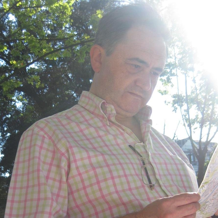 Abogado, militante por los derechos humanos.